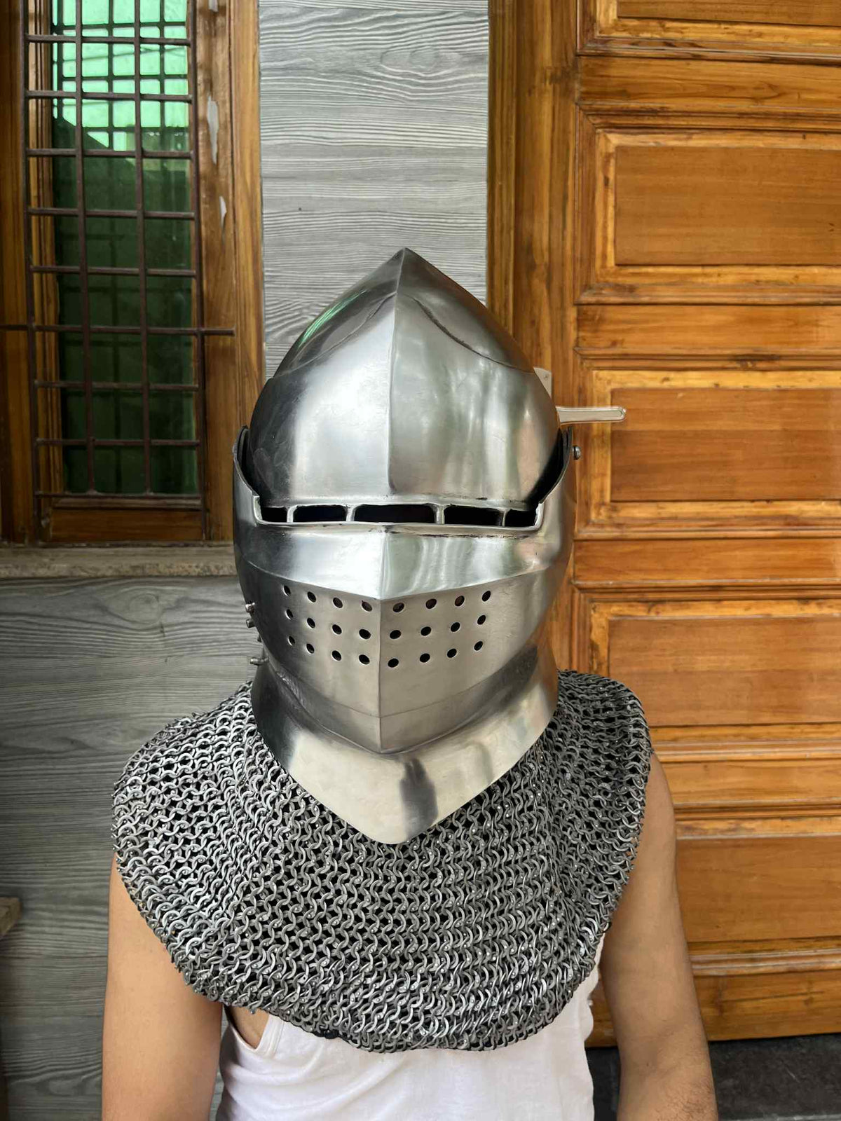 English closed helm